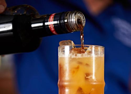 mai-tai-pour